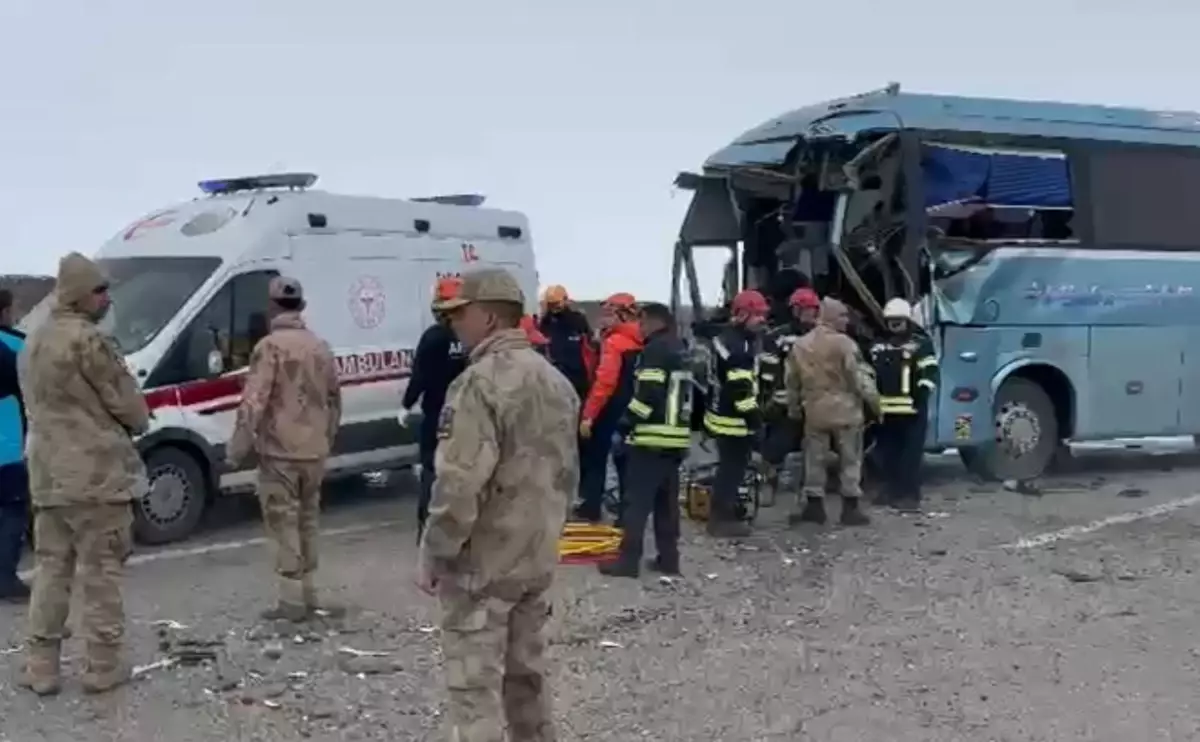 Erzurum\'da Zincirleme Kazalar: 1 Ölü, 24 Yaralı