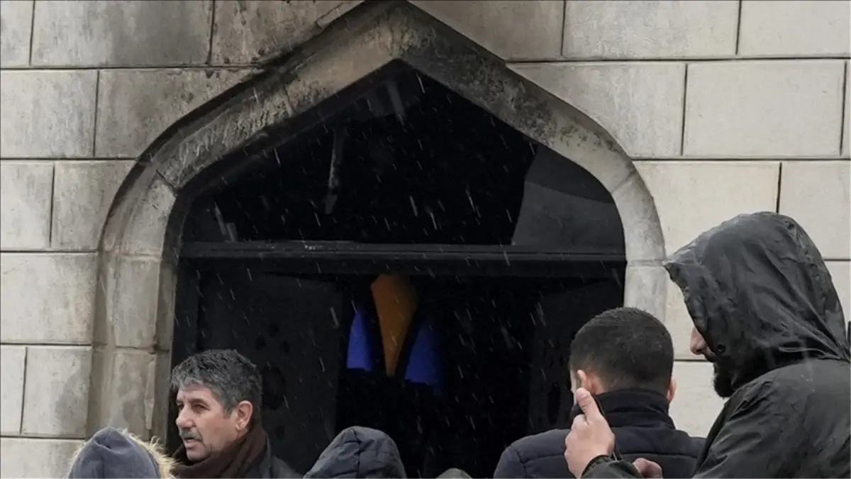 Filistin topraklarını gasbeden İsrailliler, Batı Şeria\'da bir caminin girişini yaktı