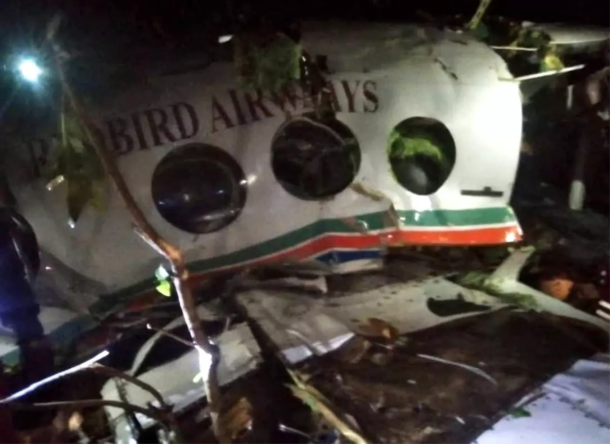 Hindistan\'da 7 kişiyi taşıyan ambulans uçak düştü