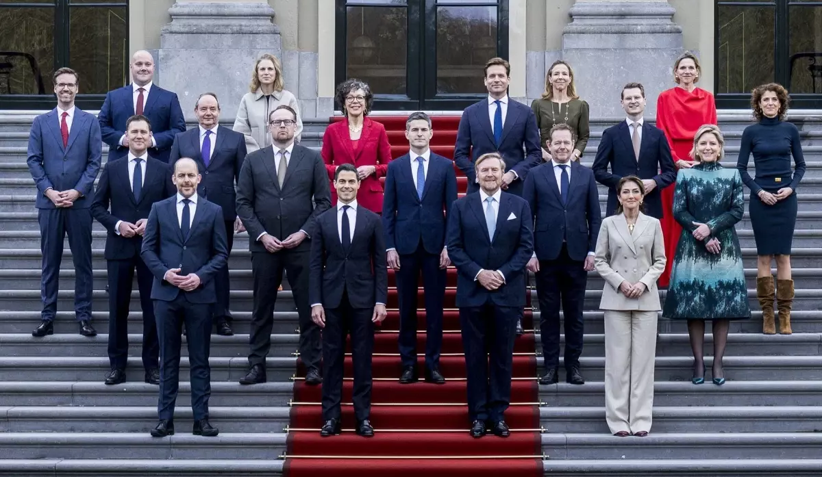 Hollanda\'da yeni azınlık hükümeti seçimden 117 gün sonra yemin etti