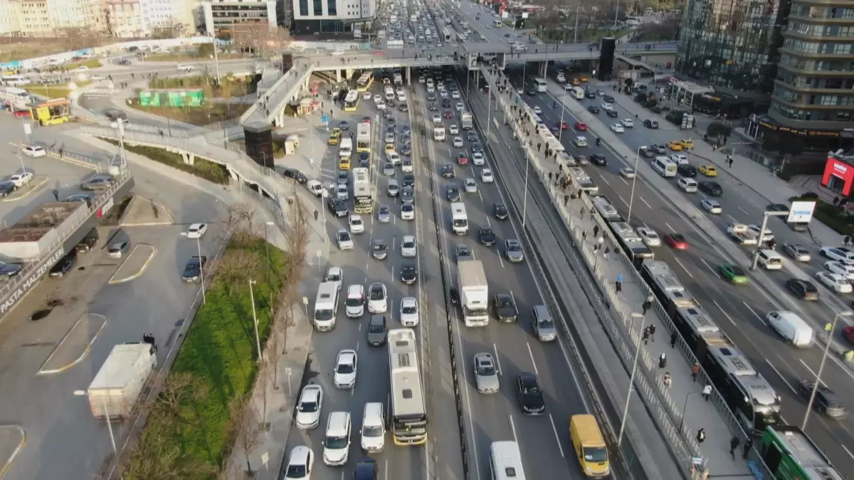İstanbul\'da Akşam Trafik Yoğunluğu %81