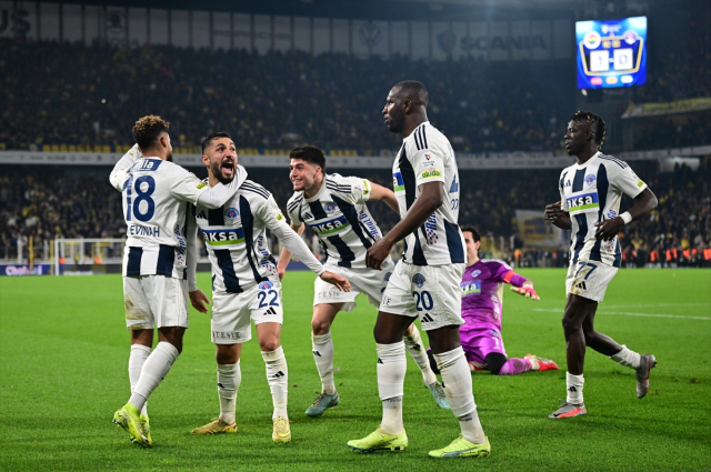 Kadıköy'de inanılmaz son! 90+5'te öne geçen Fenerbahçe, 90+11'de yıkıldı Kadıköy'de inanılmaz son! 90+5'te öne geçen Fenerbahçe, 90+11'de yıkıldı