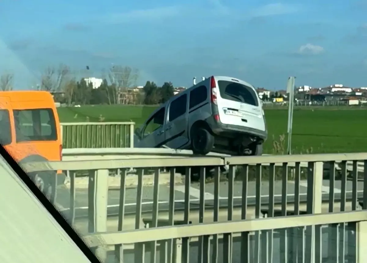 Lüleburgaz\'da Hafif Ticari Araç Kaza Yaptı