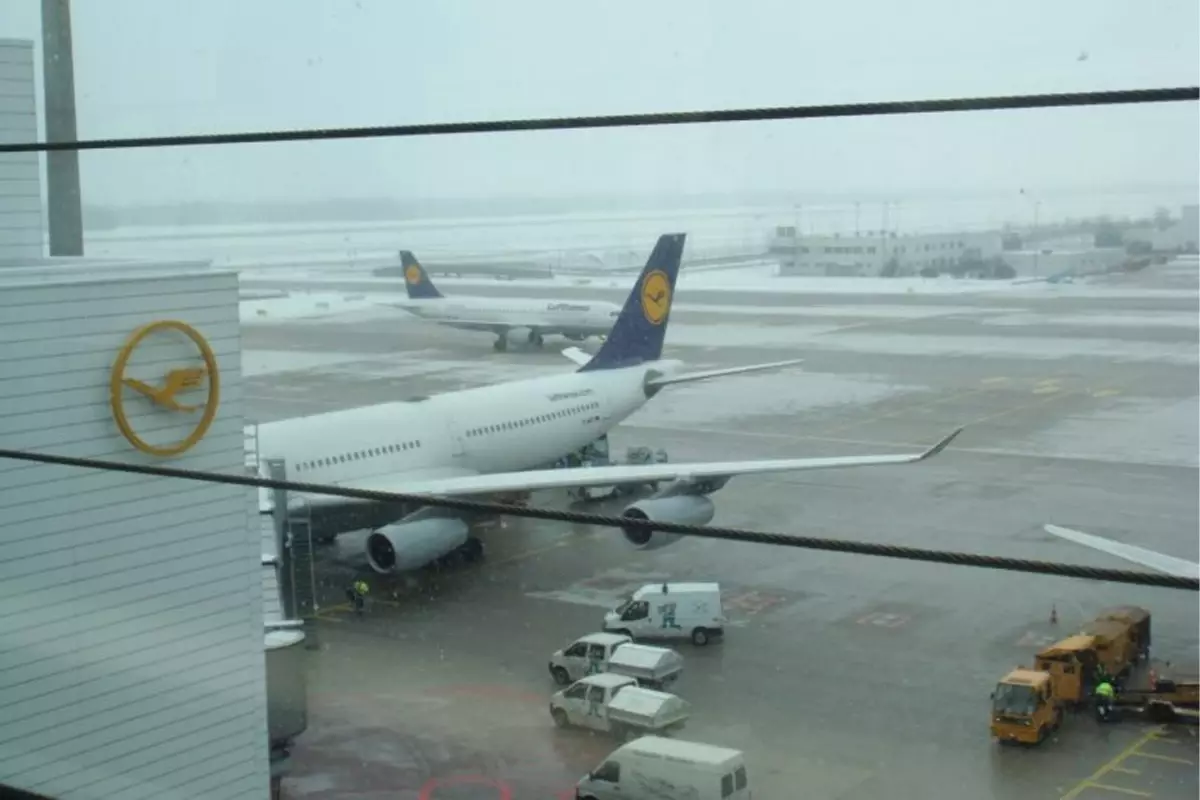 Münih\'te havacılık skandalı: 500 yolcu uçaklarda rehin kaldı