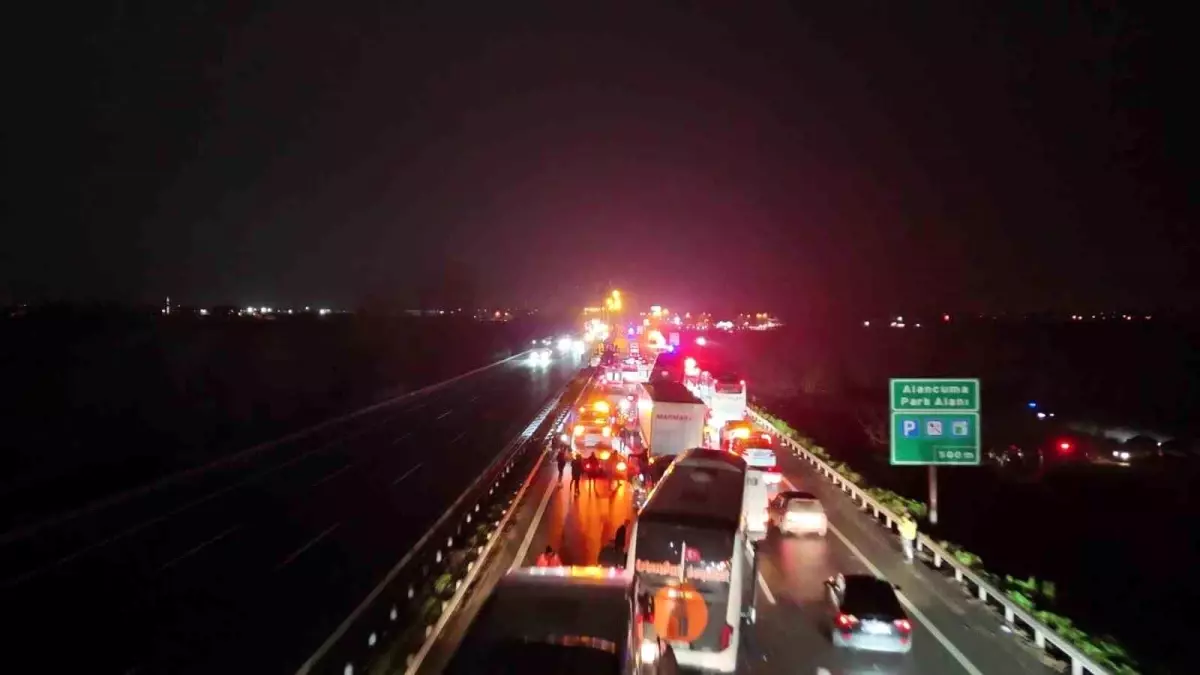 Yolcu otobüsleri dahil 16 araç birbirine girdi, çok sayıda yaralı var