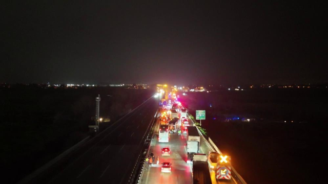 Sakarya'da 16 aracın karıştığı zincirleme kazada 4'ü ağır 13 yaralı: Olay yeri böyle görüntülendi