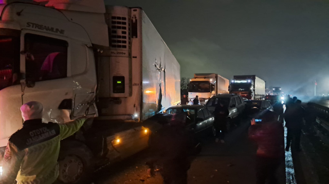 Sakarya'da Anadolu Otoyolu'nda 16 araçlık zincirleme kaza: 14 yaralı Sakarya'da Anadolu Otoyolu'nda 16 araçlık zincirleme kaza: 14 yaralı