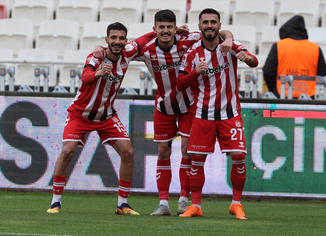 Taraftarın tesisi basması sonrası çıktıkları ilk maçta şov yaptılar