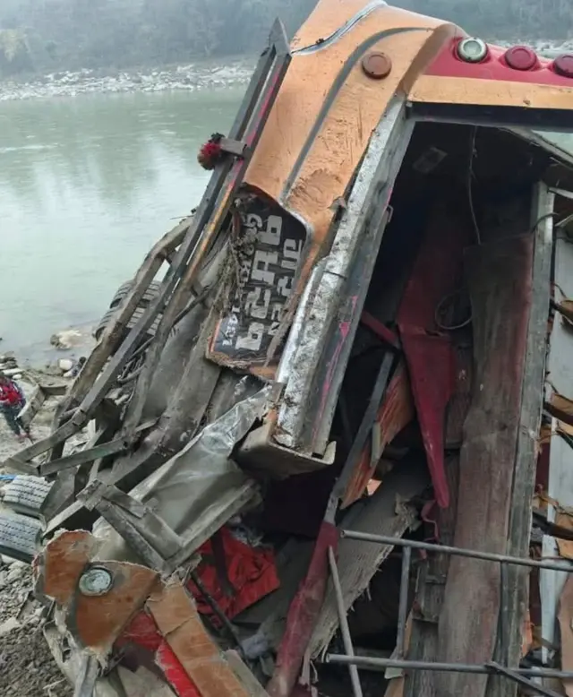 Yolcu otobüsü nehre düştü!