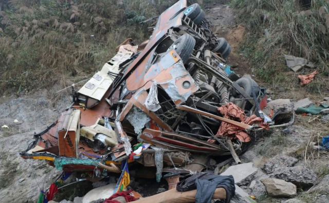 Yolcu otobüsü nehre düştü! Cansız bedenleri binbir güçlükle çıkardılar
