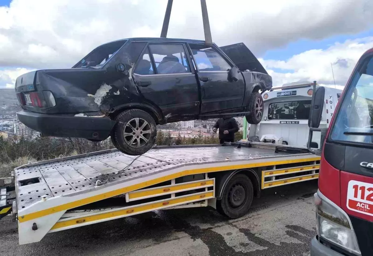 Yozgat\'ta otomobil mezarlığa uçtu: 2 yaralı