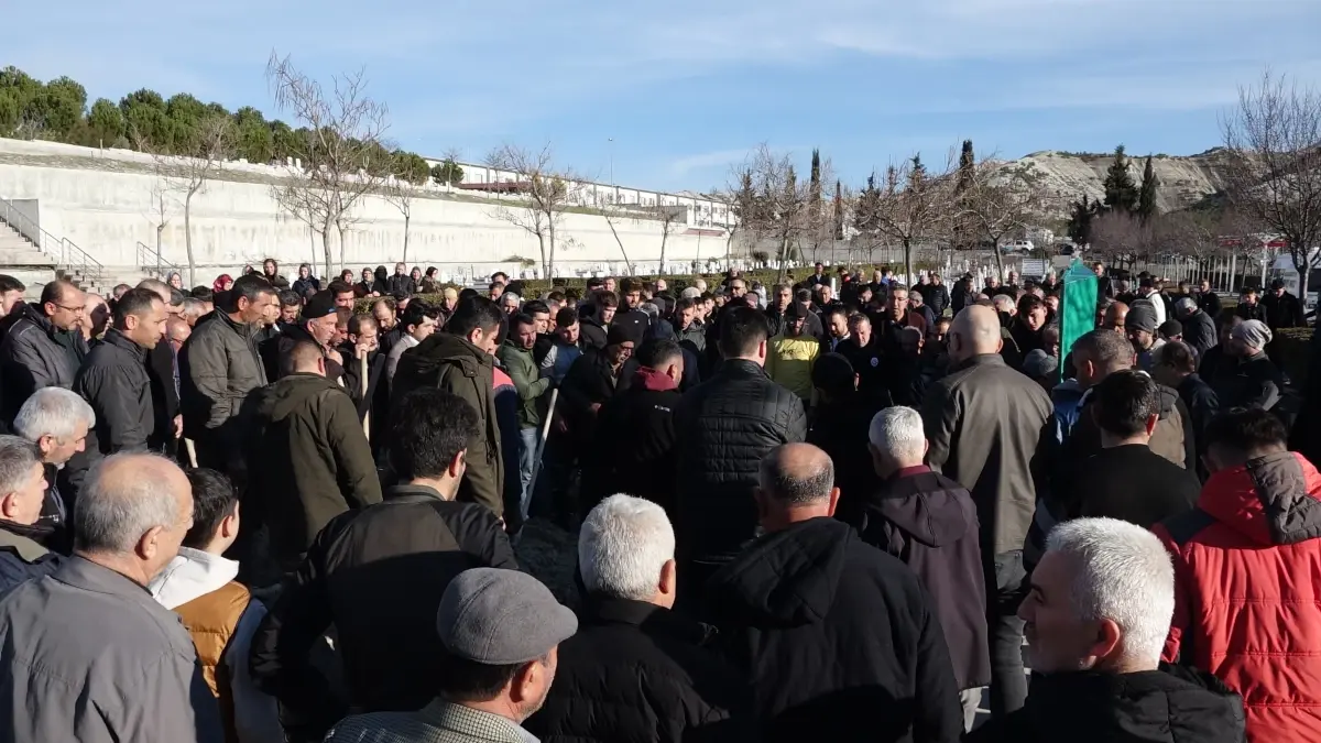 Taburcu Olup Eşinin Cenazesine Katıldı