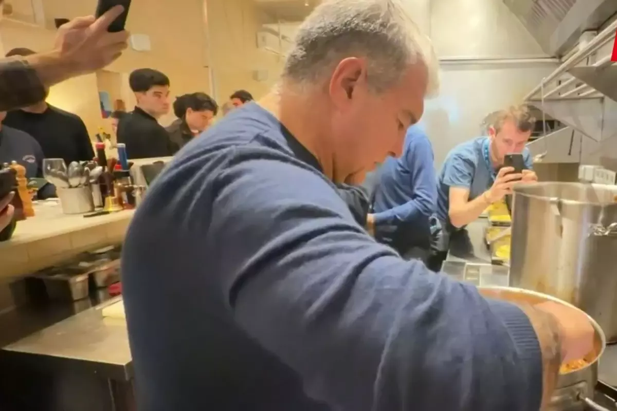 Barcelona Başkanı Joan Laporta, makarna yaptı