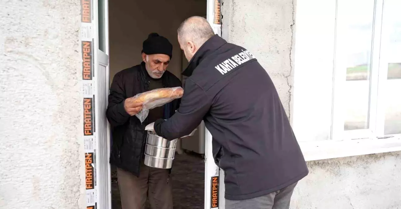 Belediyenin sıcak yemek hizmeti devam ediyor