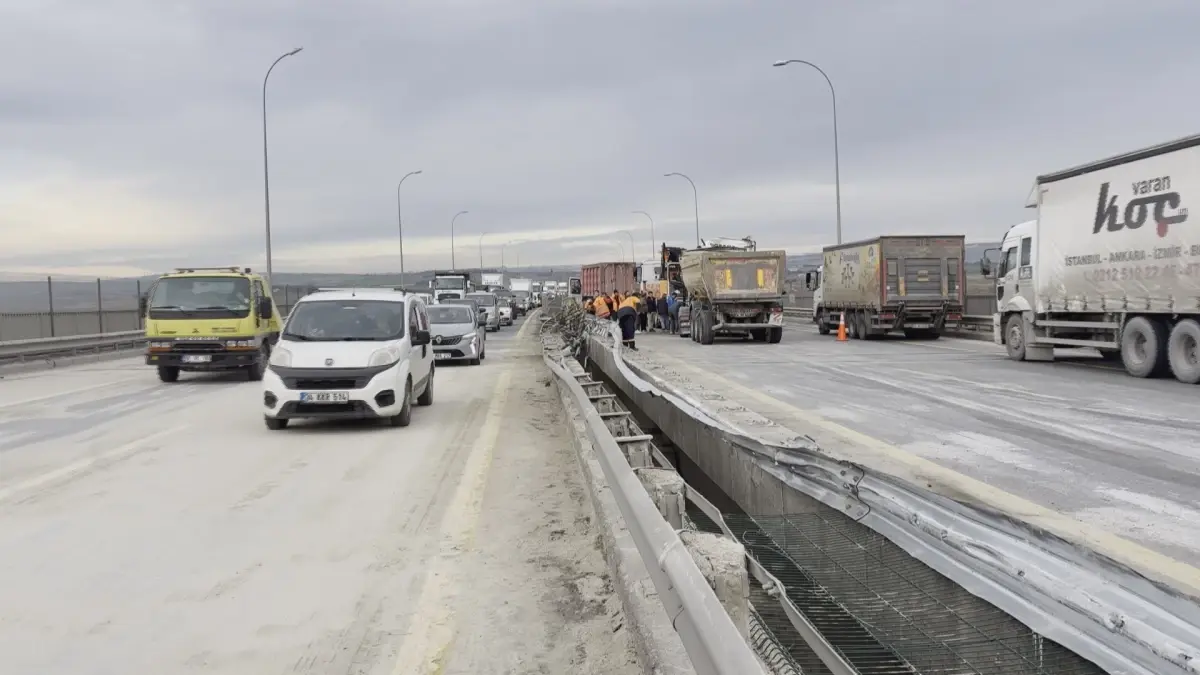 Büyükçekmece\'de Hafriyat Kamyonu Devrildi