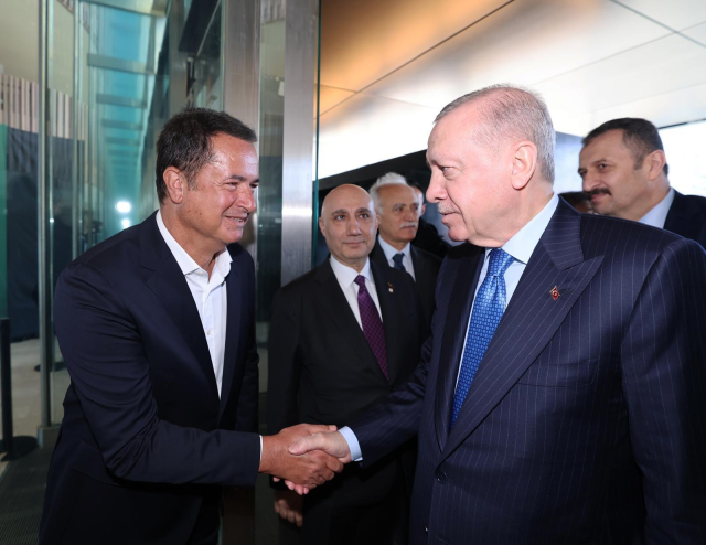 Cumhurbaşkanı Erdoğan, 'Cemre Vakfı Tanıtım Programı'nda konuştu! Ünlü akını yaşandı