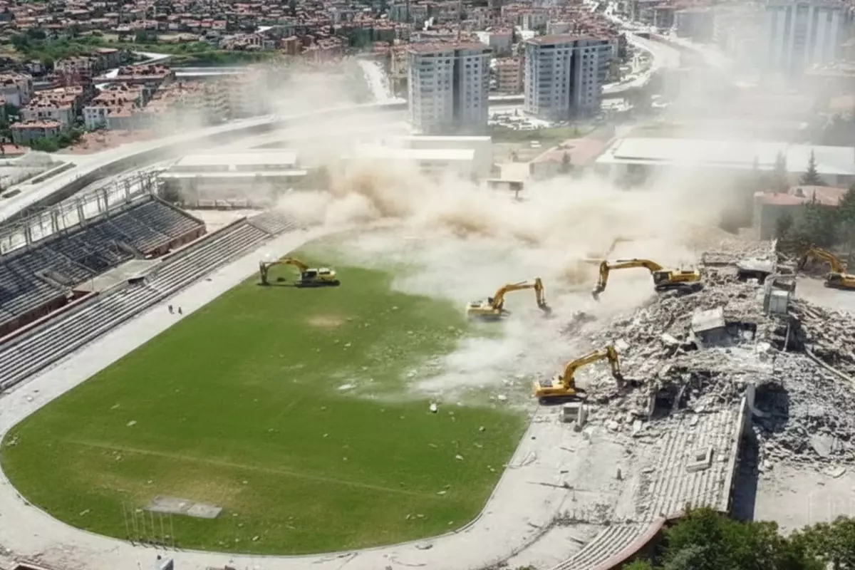 Depreme dayanıksız olan 41 yıllık stat tarihe karışıyor