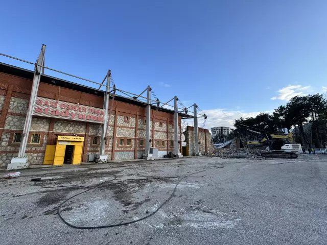 Depreme dayanıksız olan 41 yıllık stat tarihe karışıyor Depreme dayanıksız olan 41 yıllık stat tarihe karışıyor