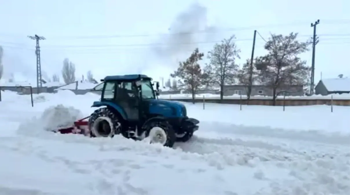 Kar Yağışı Okul Yolunu Kapatınca Köy Halkı Yardıma Koştu