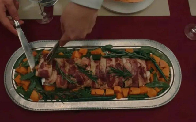 Domuz eti sahnesiyle gündem olan Hülya Avşar'ın dizisine ağır darbe Domuz eti sahnesiyle gündem olan Hülya Avşar'ın dizisine ağır darbe