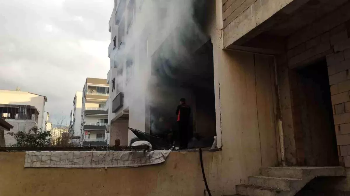 Hatay\'da apartman dairesi ve metruk binada yangın