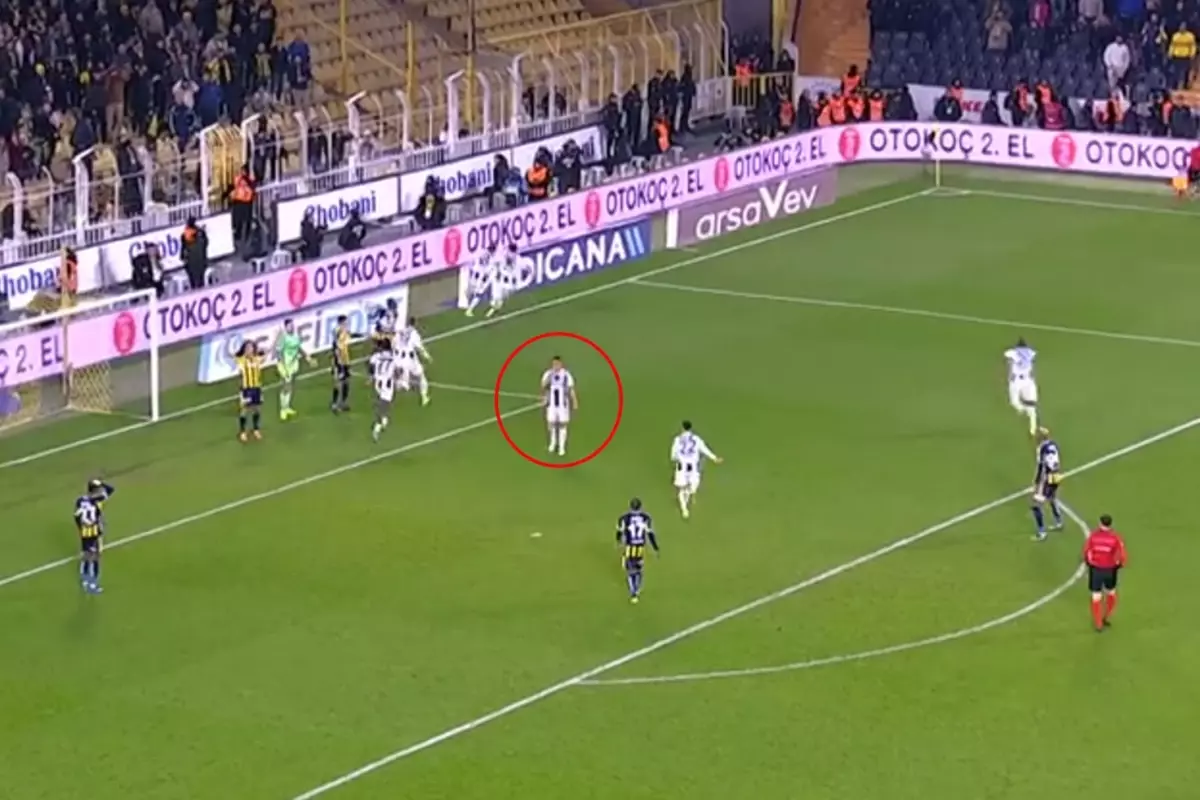 İrfan Can Kahveci\'den maça damga vuran hareket