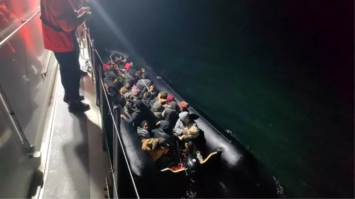 İzmir Açıklarında 59 Düzensiz Göçmen Yakalandı