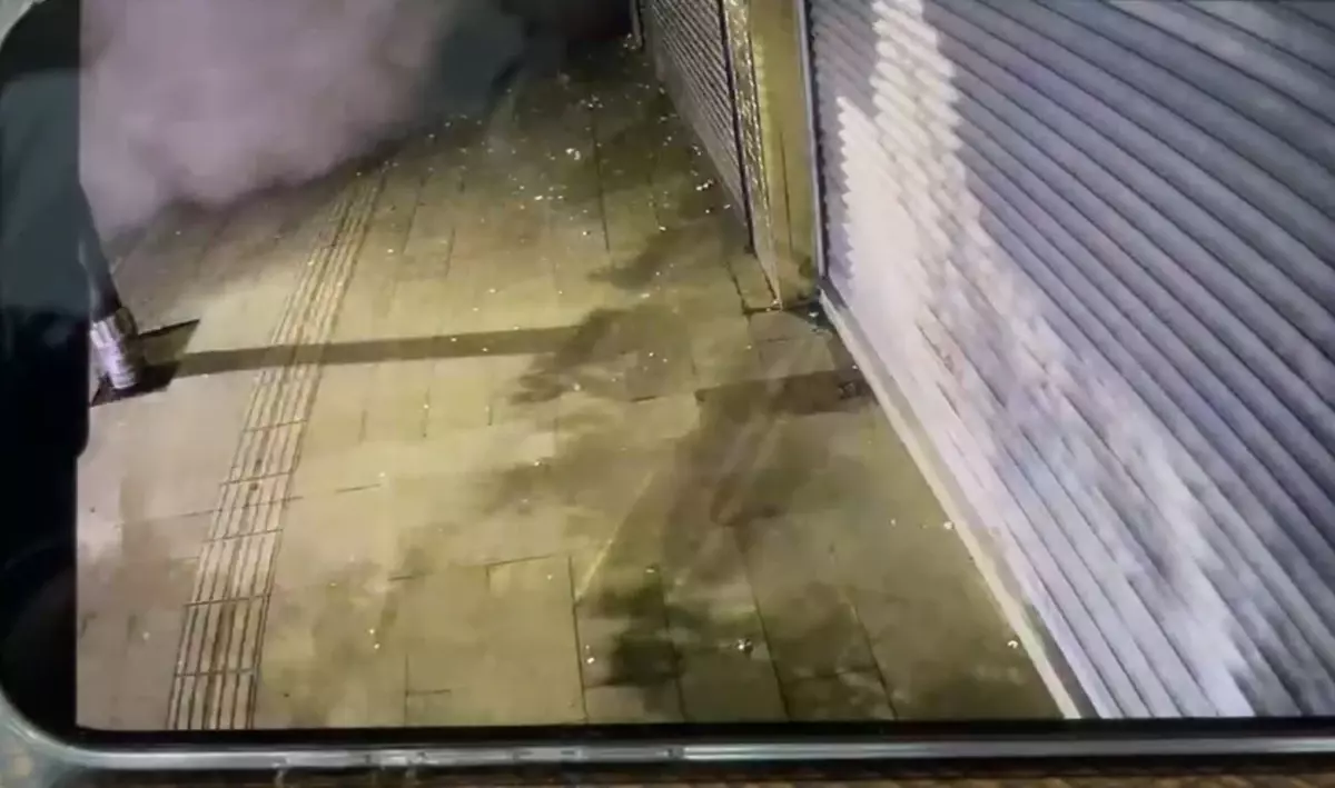 Kaldırımda yürüyen anne ile kızı, çöken binadan savrulan beton parçalarından kaçarak kurtuldu