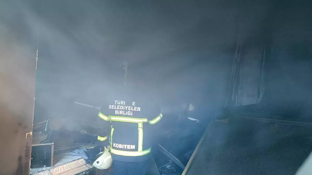 Kars\'ta Mobilya Deposunda Yangın