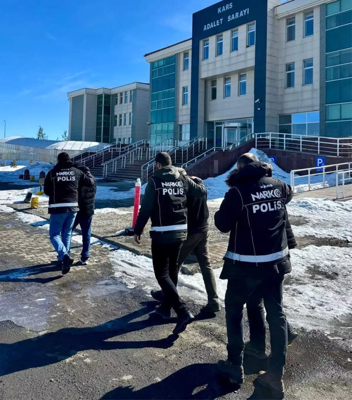 Kars\'ta Uyuşturucu Operasyonu: 3 Tutuklama