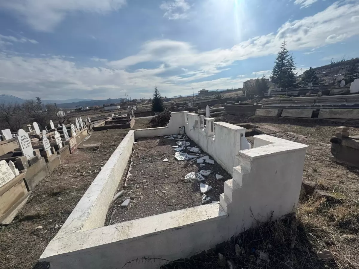 Kayseri\'de Aile Mezarlığına Zarar Verildi