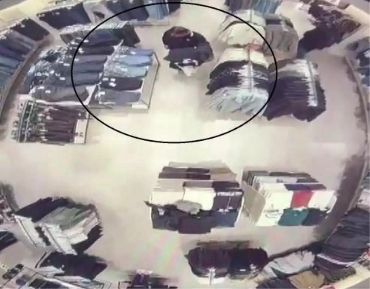 Mağazada alışveriş yaparcasına rahat davranan 118 suç kaydı bulunan şahıs, kabinde alarmları sökerken yakalandı