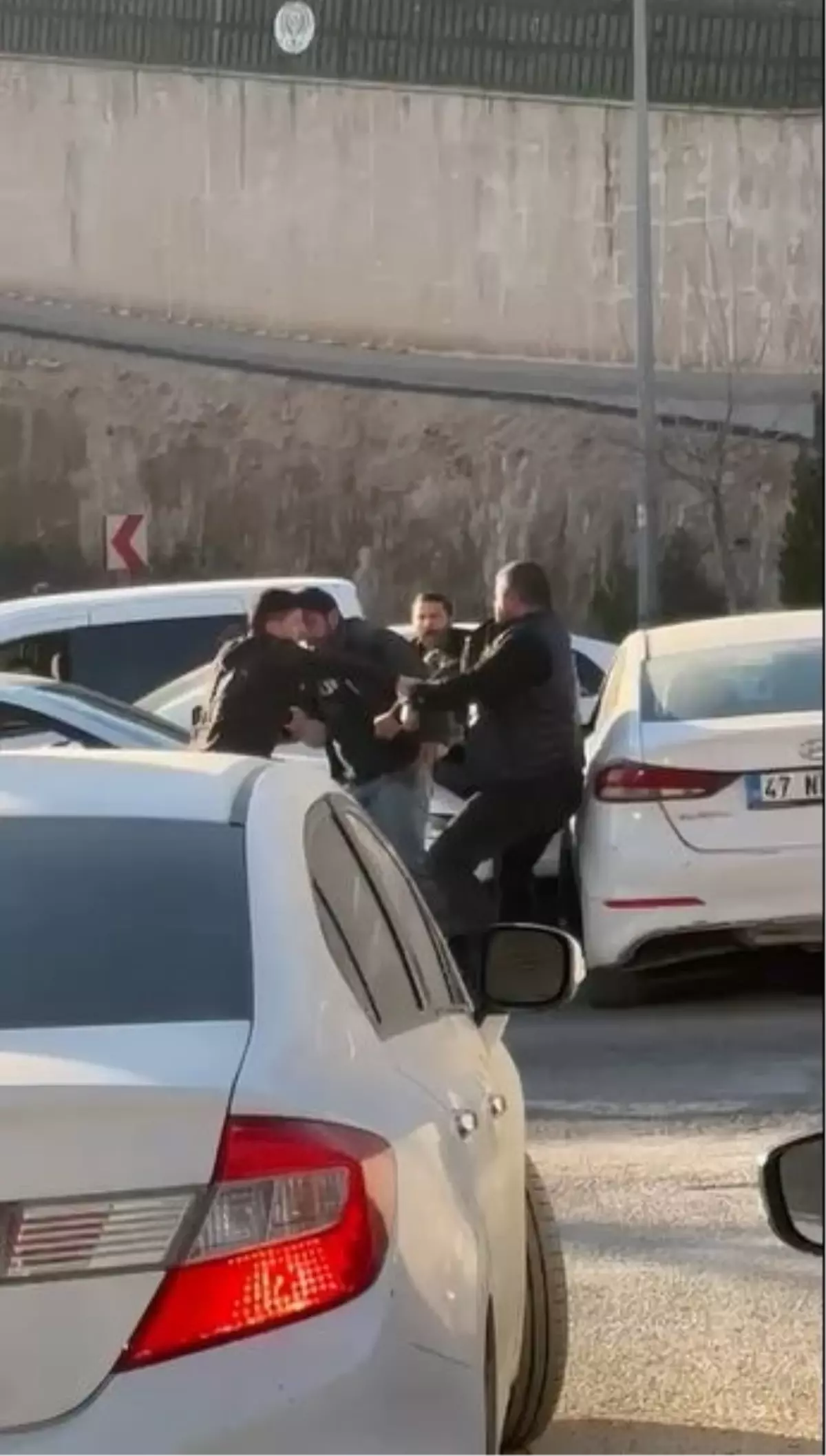 Mardin\'de Trafik Kavgası: Tekmeli Yumruklu Ortalık Karıştı