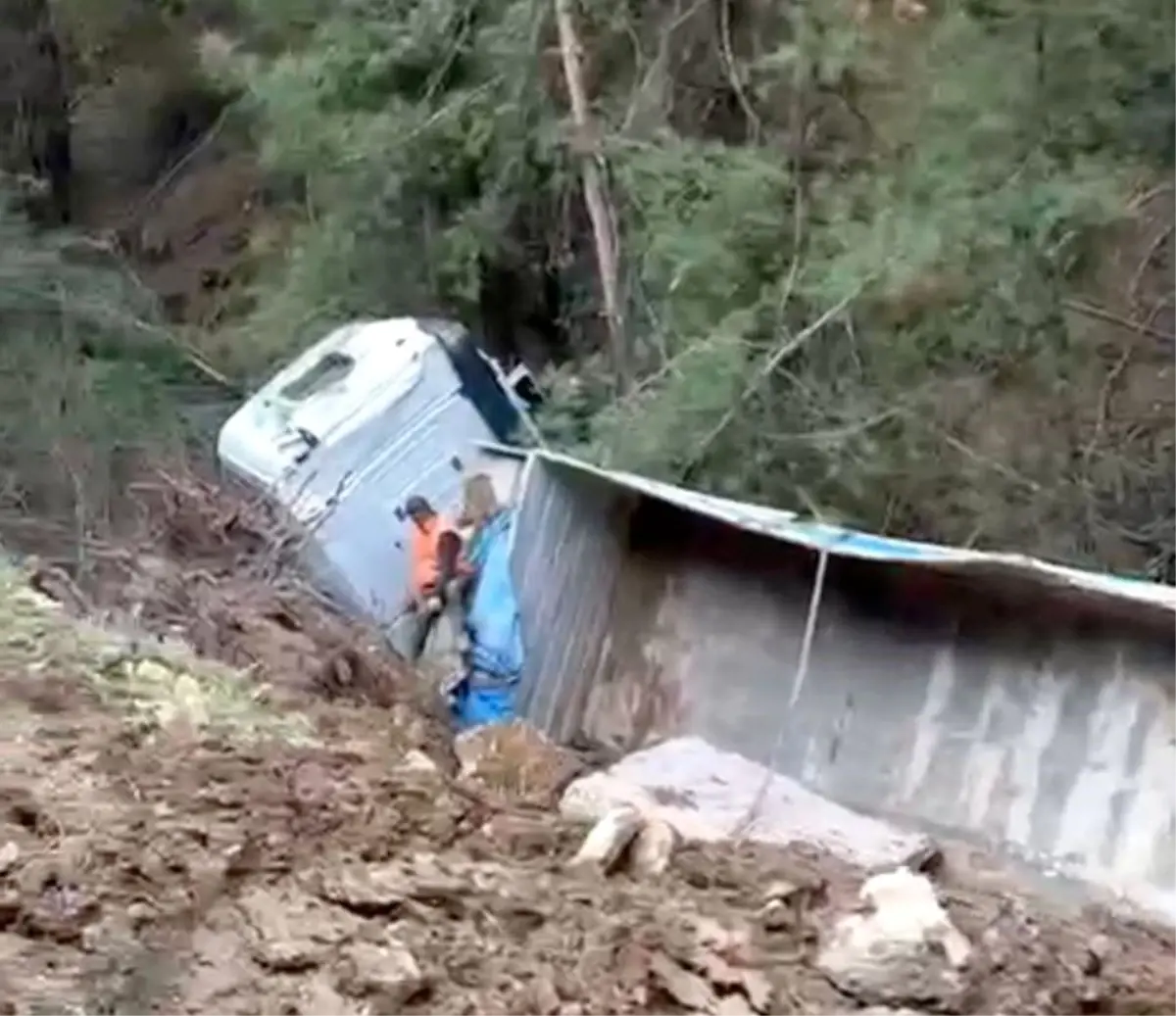 Milas\'ta tır şarampole devrildi: 1 yaralı