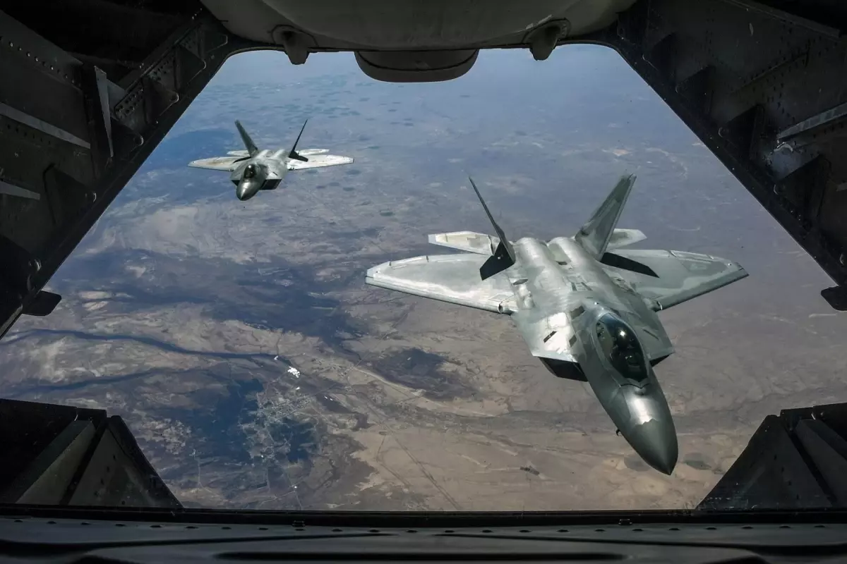 Orta Doğu\'da tansiyon zirvede! ABD\'den İran\'a hayalet uçaklarla gözdağı