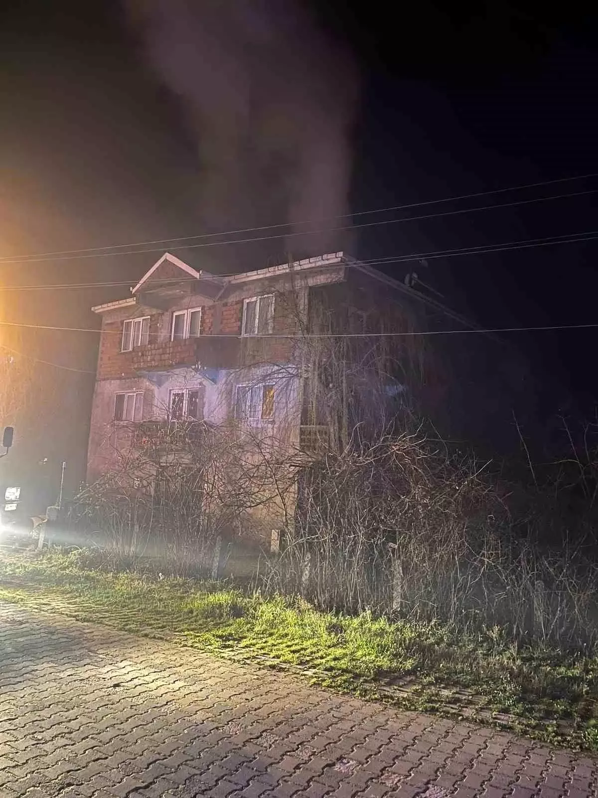 Perşembe\'de çatı alevlere teslim oldu