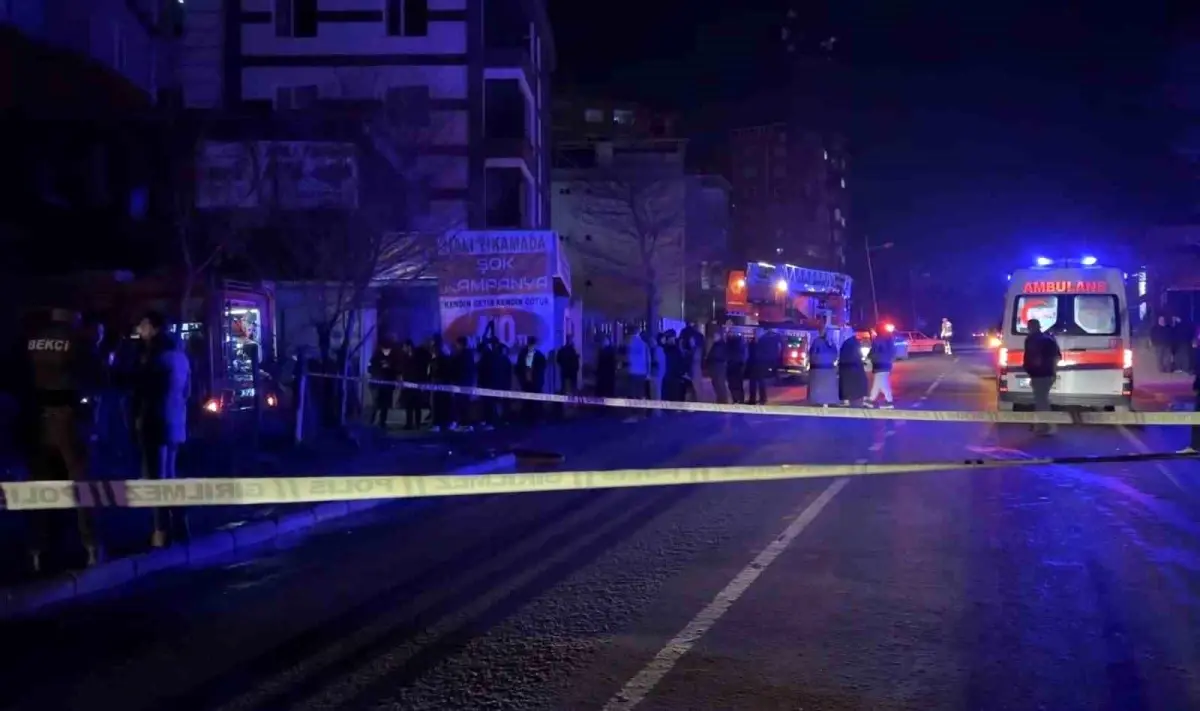 Samsun\'da Çatı Yangını: Genç Hastaneye Kaldırıldı