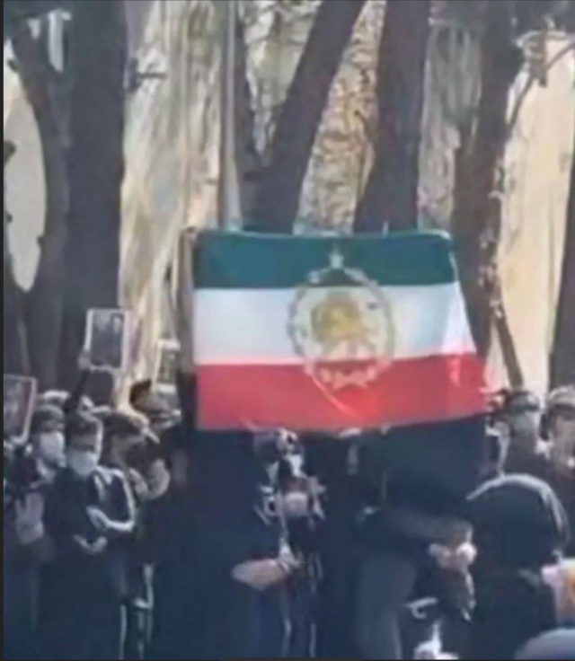 Savaş çanları çalarken, İranlıların telefonlarına esrarengiz bir mesaj geldi Savaş çanları çalarken, İranlıların telefonlarına esrarengiz bir mesaj geldi