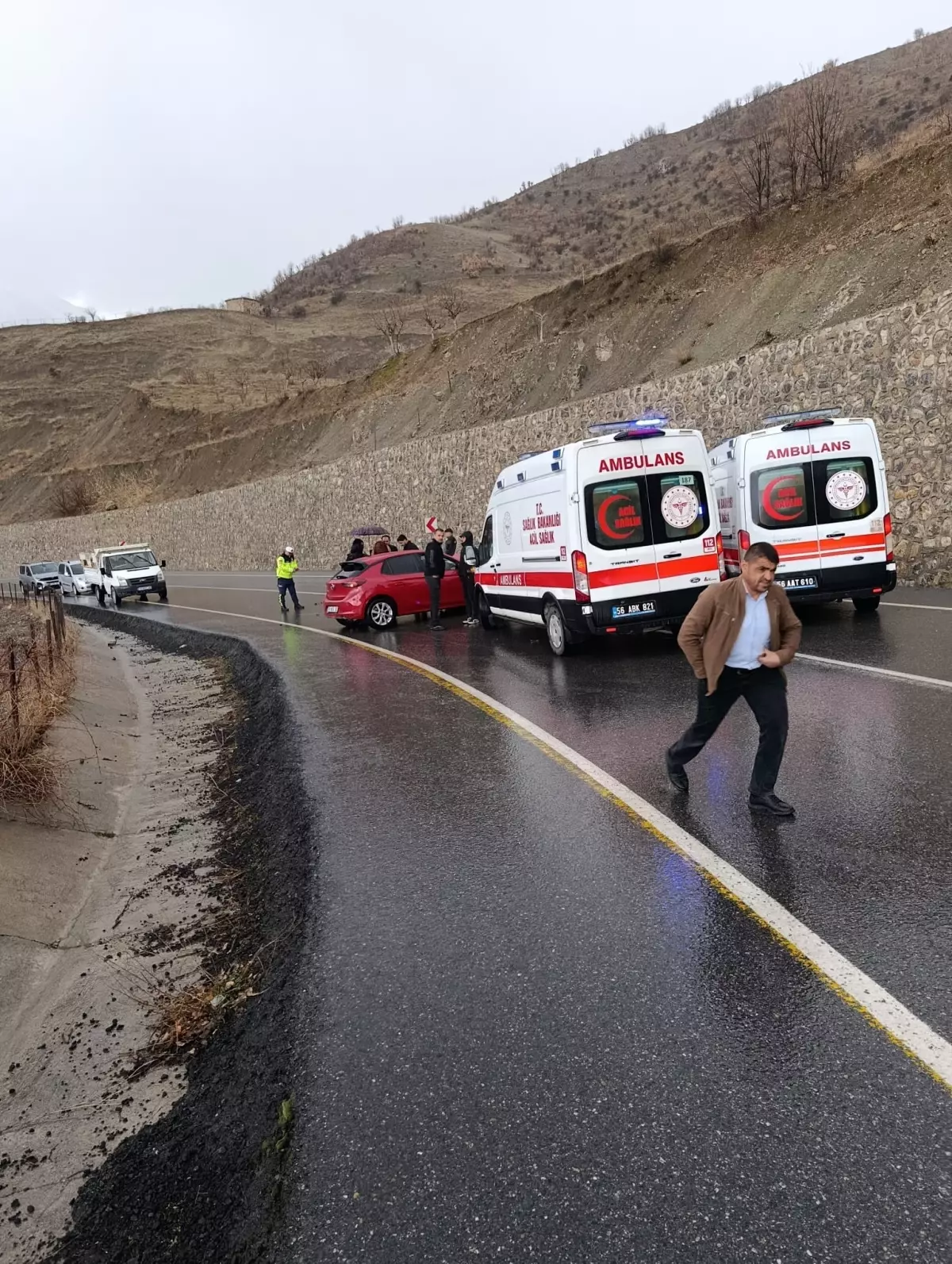 Siirt\'te Minibüs ve Otomobil Kafa Kafaya Çarpıştı