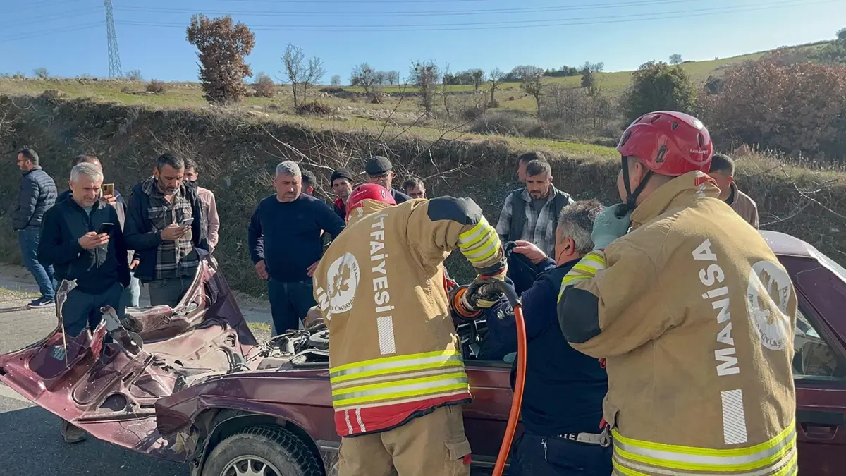 Manisa\'da TIR\'a çarpan otomobilde sürücü yaralandı