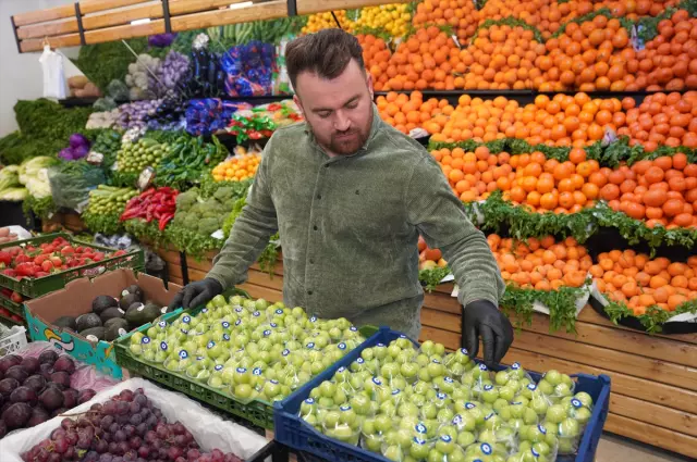 Türkiye'den aldığı yeşil eriği ülkesinde kilosu 500 dolardan satıyor Türkiye'den aldığı yeşil eriği ülkesinde kilosu 500 dolardan satıyor