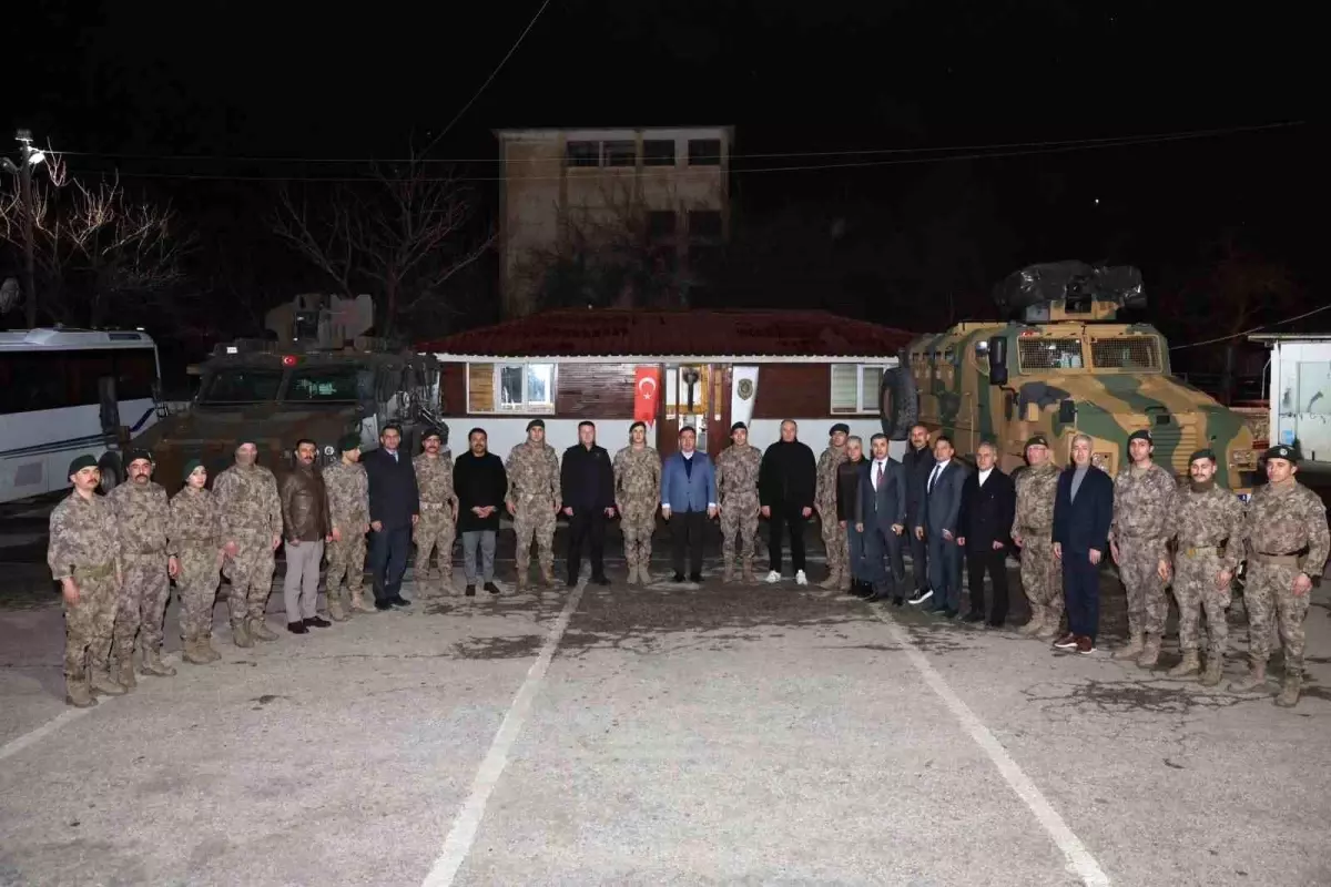 Vali Aydoğdu Özel Harekatla Sahur Yaptı