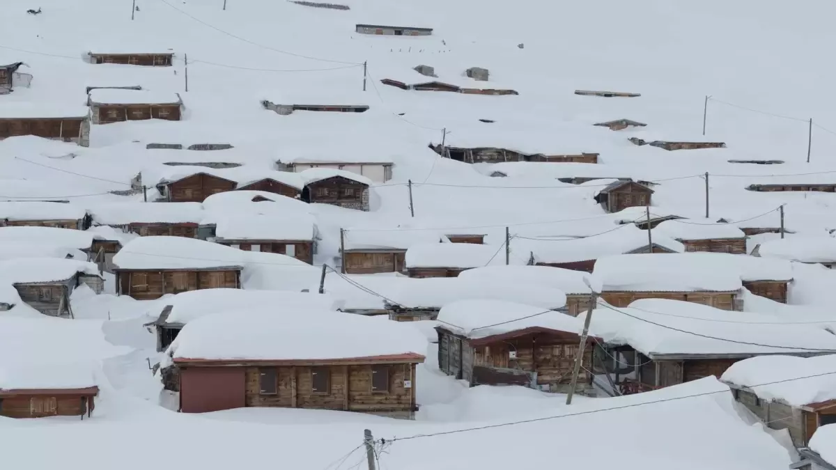 Kar 3 metreyi aştı, evler kayboldu