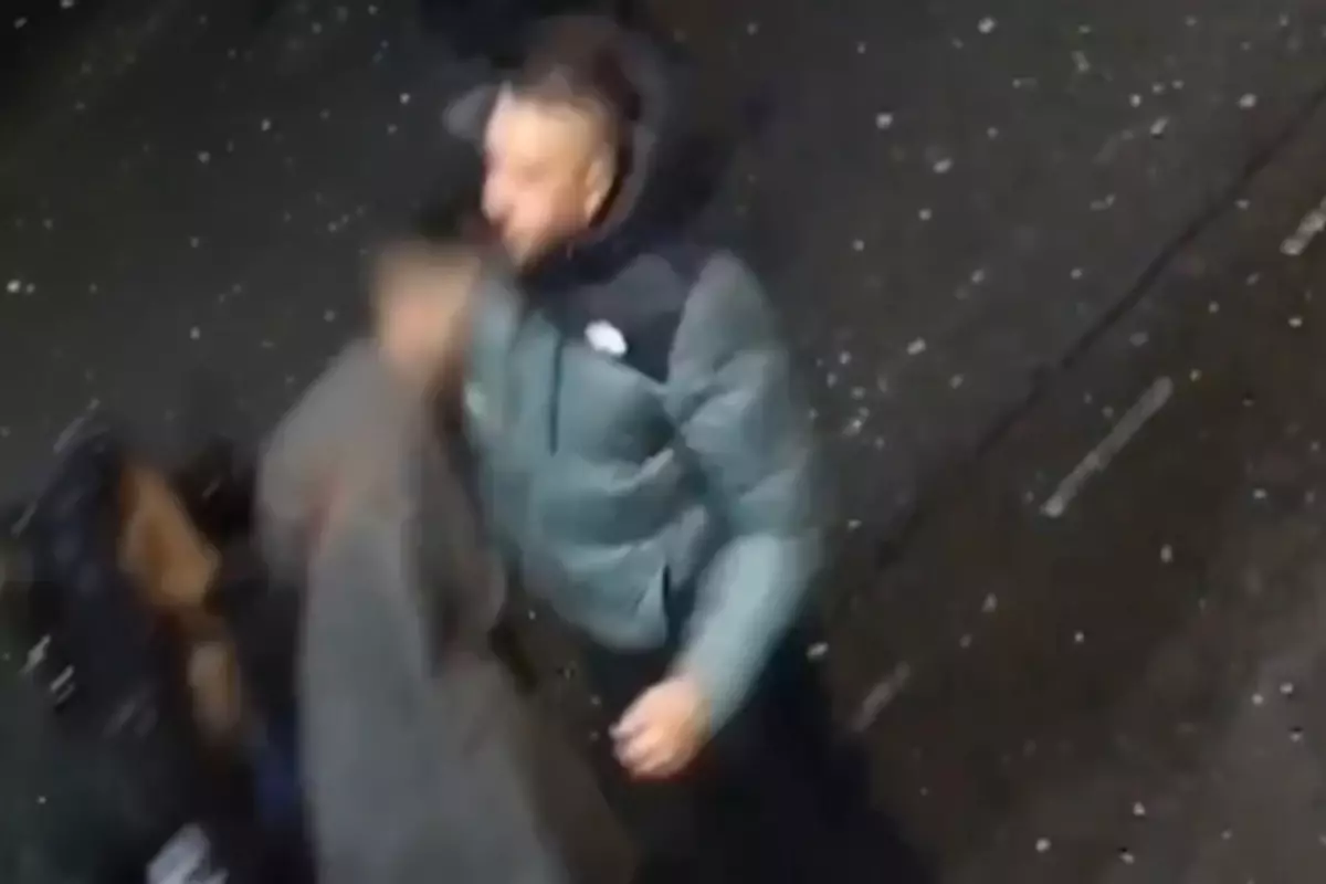 Yolda yürüyen kadına durup dururken yumruk attı