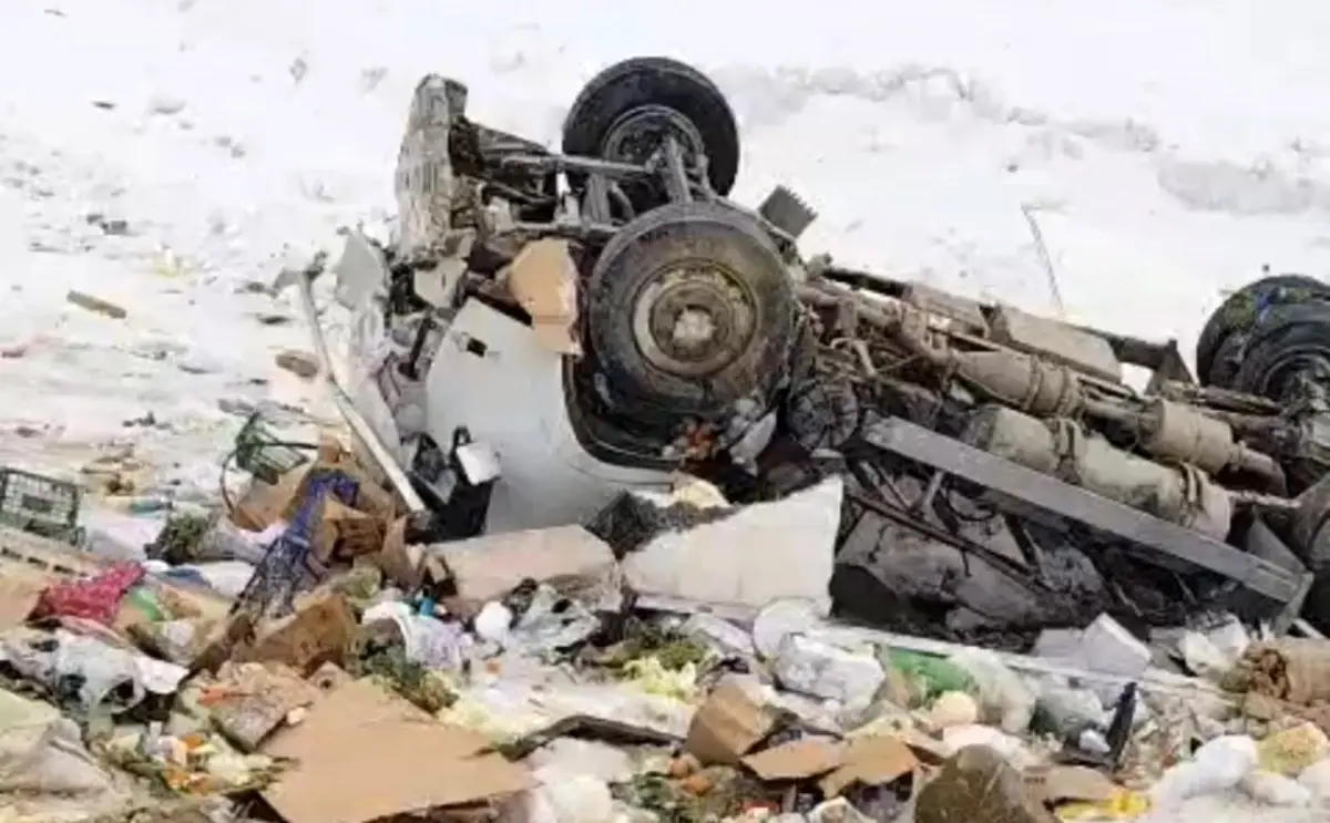 Yüksekova\'da Kamyonet Şarampole Yuvarlandı