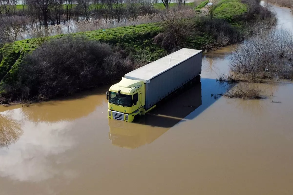 3 gün boyunca taşkın sularında mahsur kalan TIR şoförü kurtarıldı