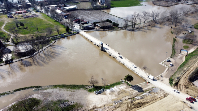 3 gün boyunca taşkın sularında mahsur kalan TIR şoförü kurtarıldı 3 gün boyunca taşkın sularında mahsur kalan TIR şoförü kurtarıldı