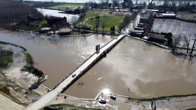 3 gün boyunca taşkın sularında mahsur kalan TIR şoförü kurtarıldı 3 gün boyunca taşkın sularında mahsur kalan TIR şoförü kurtarıldı