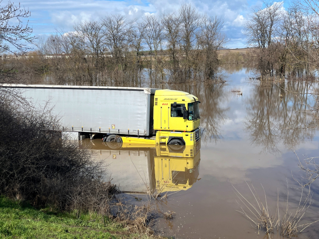 3 gün boyunca taşkın sularında mahsur kalan TIR şoförü kurtarıldı 3 gün boyunca taşkın sularında mahsur kalan TIR şoförü kurtarıldı