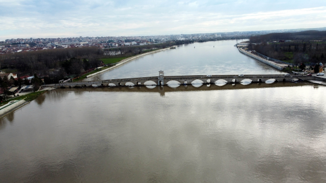 3 gün boyunca taşkın sularında mahsur kalan TIR şoförü kurtarıldı 3 gün boyunca taşkın sularında mahsur kalan TIR şoförü kurtarıldı